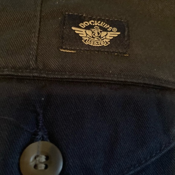 Size 42/32 Men’s DOCKERS Khakis Flat Front Relaxed Fit New - Picture 3 of 8